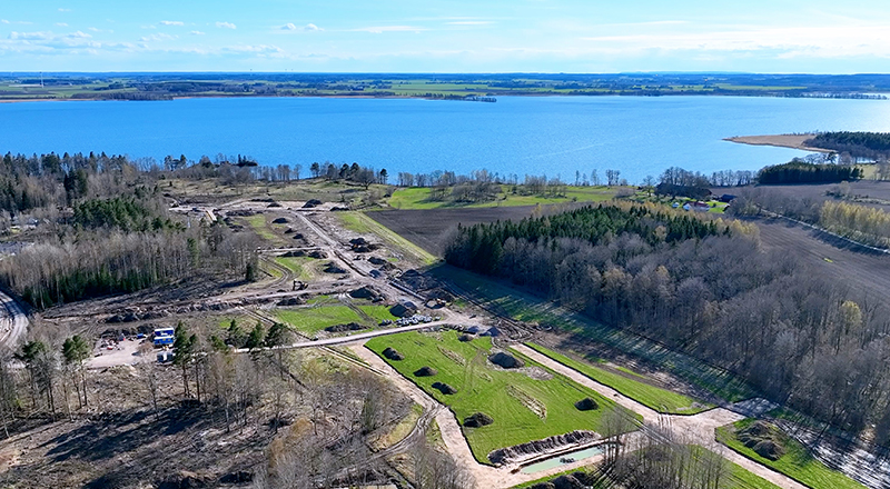 Flygbild över området Bråta hagar i Borensberg. I horisonten syns Boren. Foto.