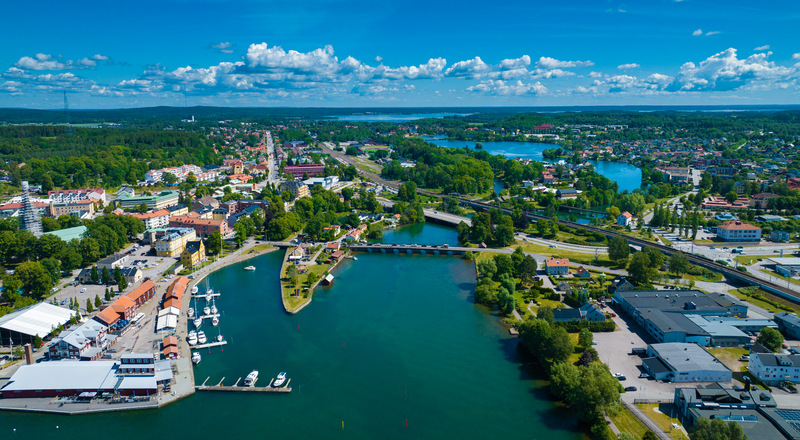 Flygbild över hamnen och inloppet till strömmen och kanalen.