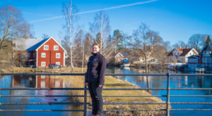 Kommunmedarbetare på Strömbron i Borensberg.