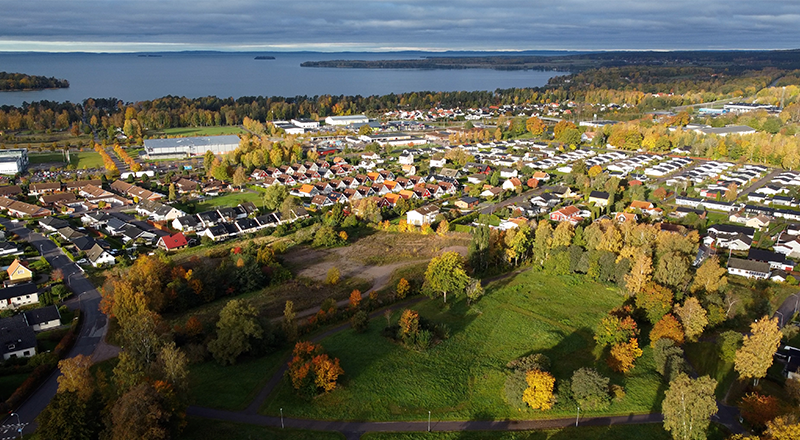 Flygbild över området Kumminet med Vätternrundan arena och Vättern i bakgrunden. Foto.
