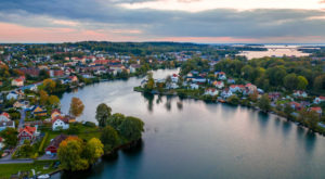 Flygbild över Motala ström utlopp i Vättern med Motalabron i bakgrunden.