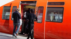 Bilden visar människor som kliver på ett pendeltåg som går mot Motala.