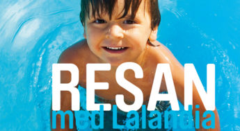 Ett barn som badar, och texten Resan med Lalandia.