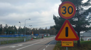 Varningsskylt för utryckande fordon.