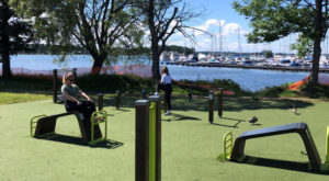 Två unga kvinnor tränar på utegymmet vid Tegelviken.