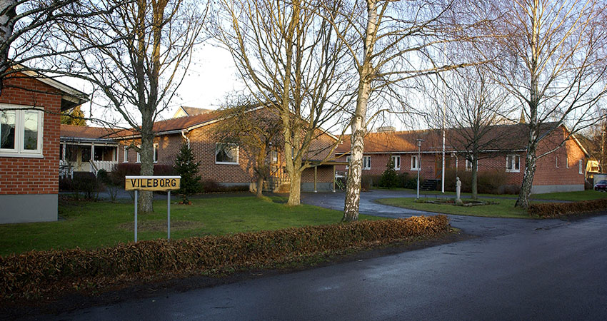Tegelbyggnader, en skylt med namnet Vileborg.
